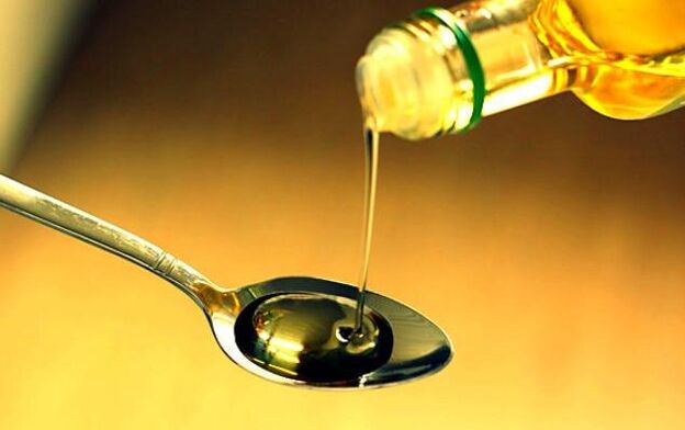 Cleaning the child's body from worms with castor or linseed oil